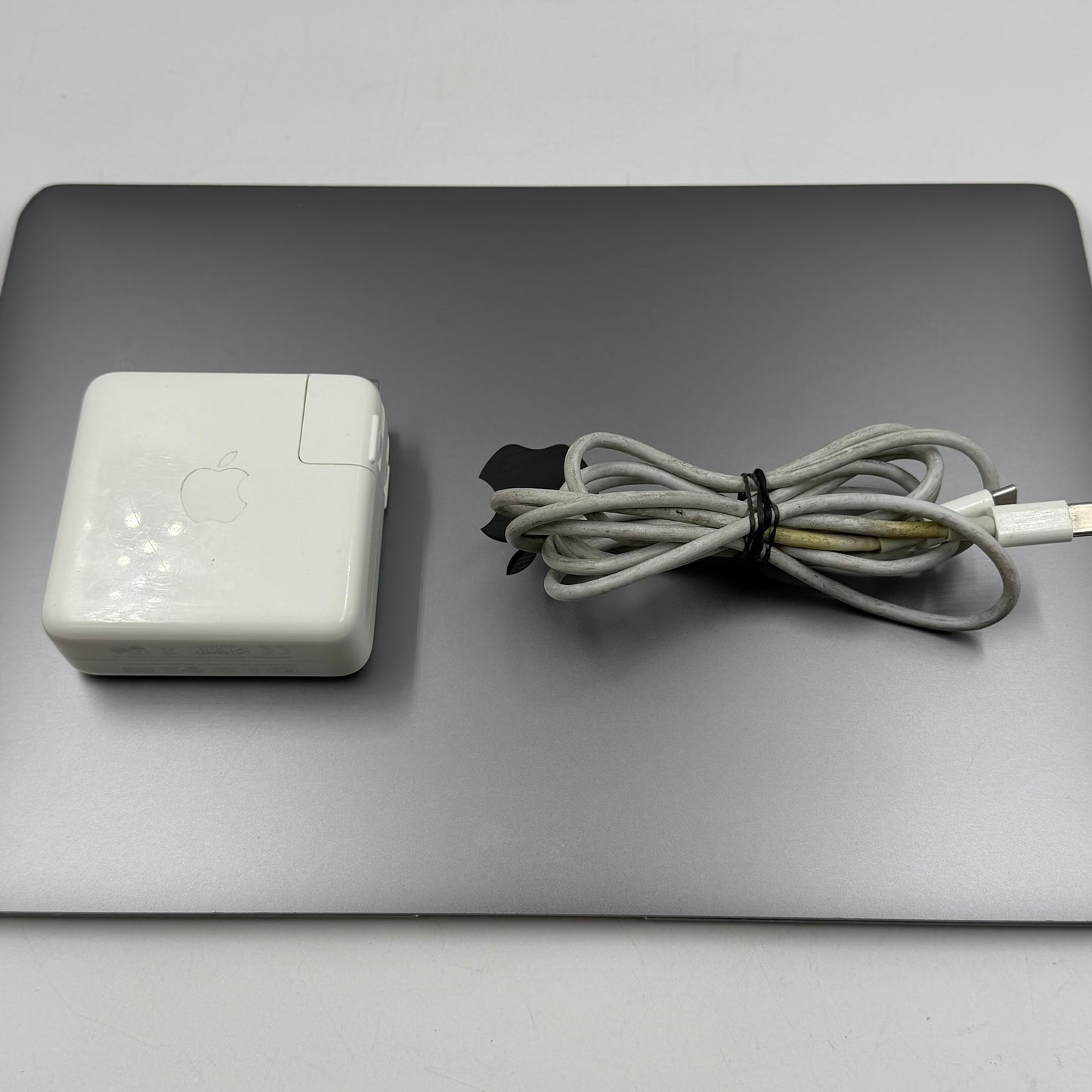 2019 Apple MacBook Air 13.3" i5 1.6GHz 8GB RAM 128GB SSD Gray A1932