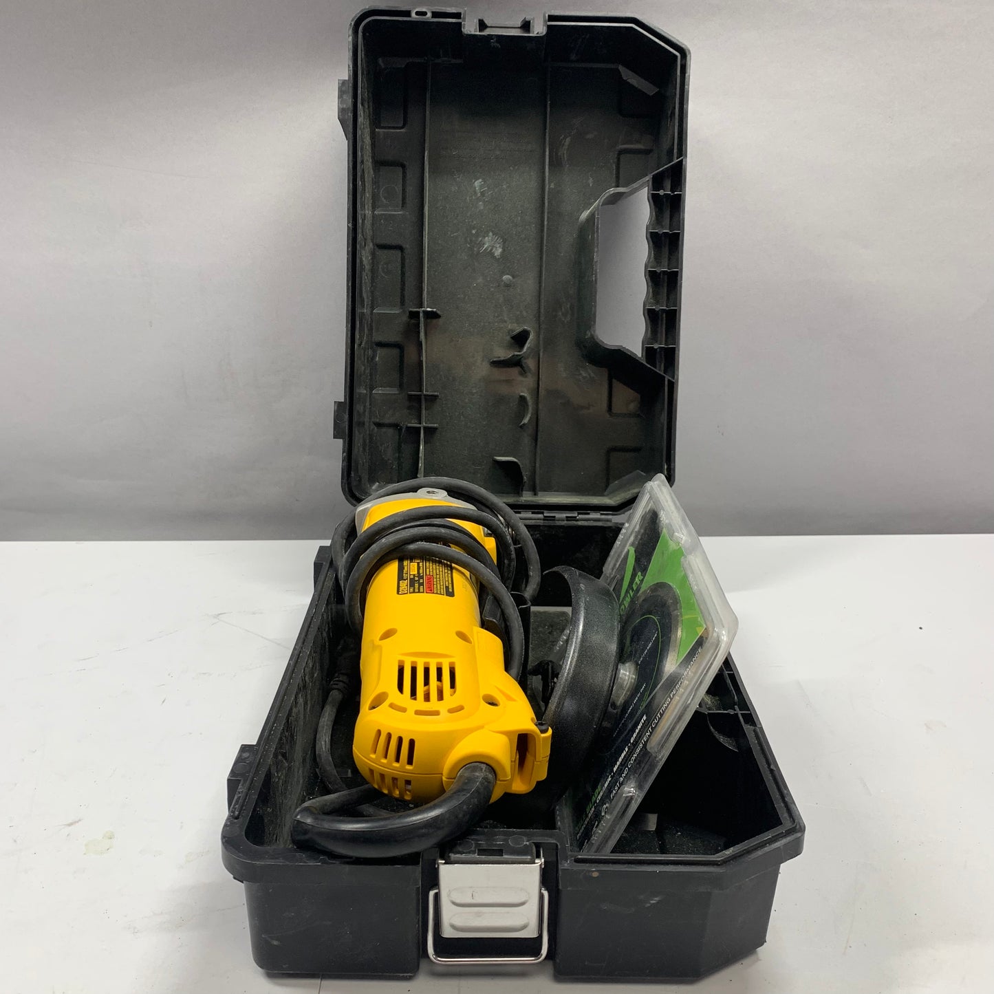 DeWalt d2840 120V 4-1/2 in. (115mm) Small Angle Grinder