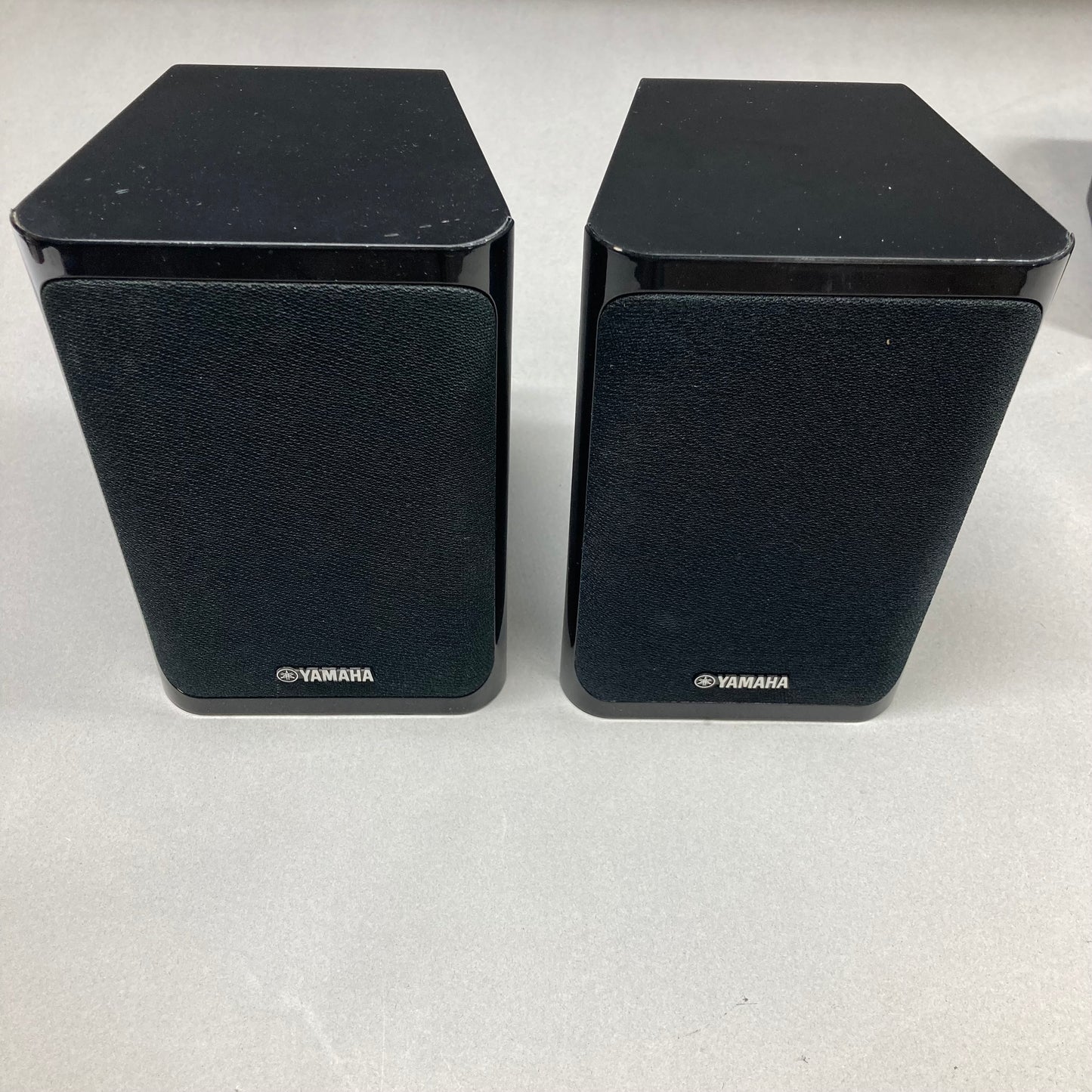 Yamaha NS-C40 & NS-B40 Surround Sound Bookshelf Satellite Speakers Pair/Center
