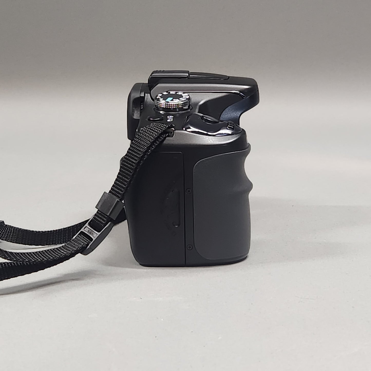 Sony Alpha DLSR-A100 10.2MP Digital SLR DSLR Camera