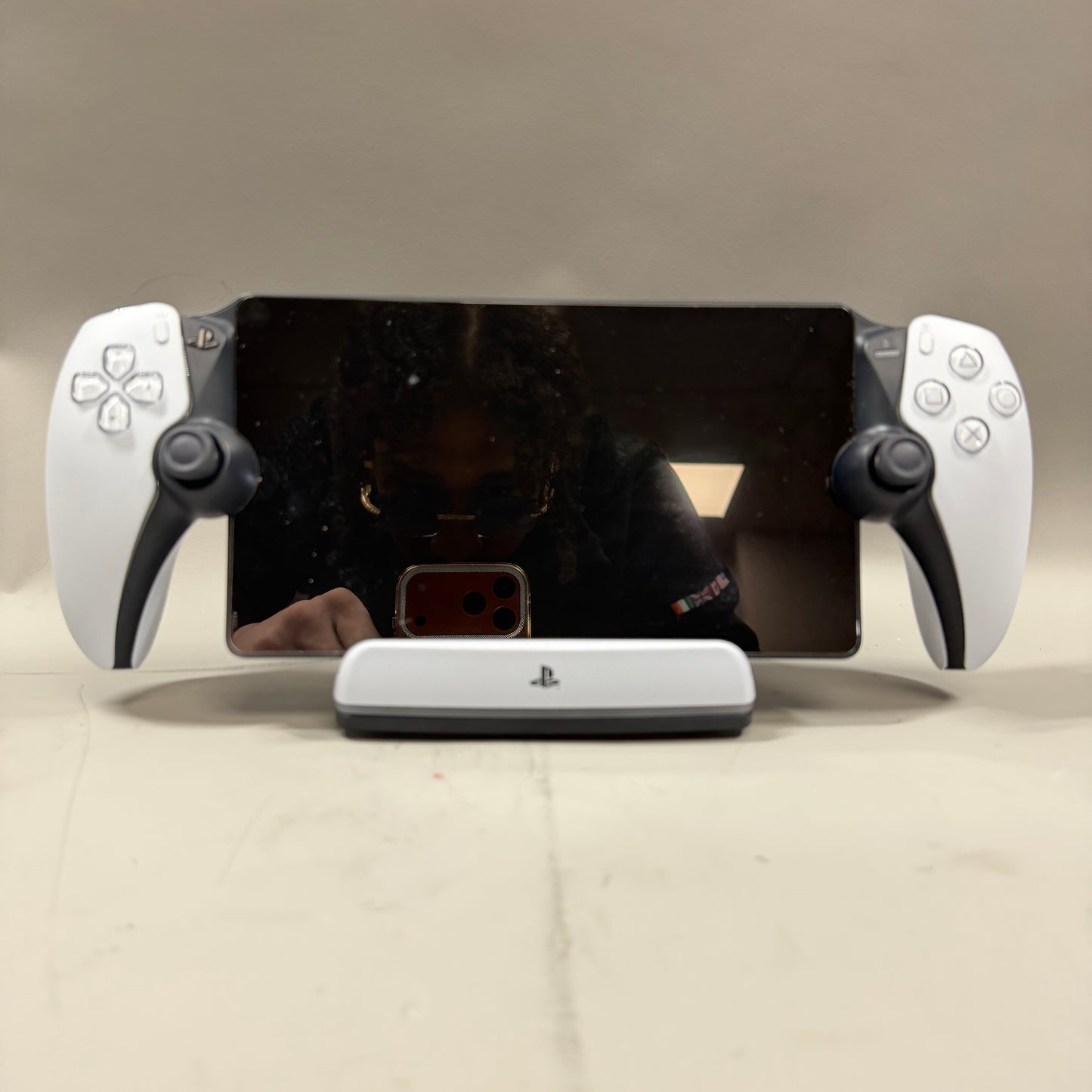 Sony Playstation Portable Go PSP White CFI-Y1001 Portal For Playstation 5 PS5