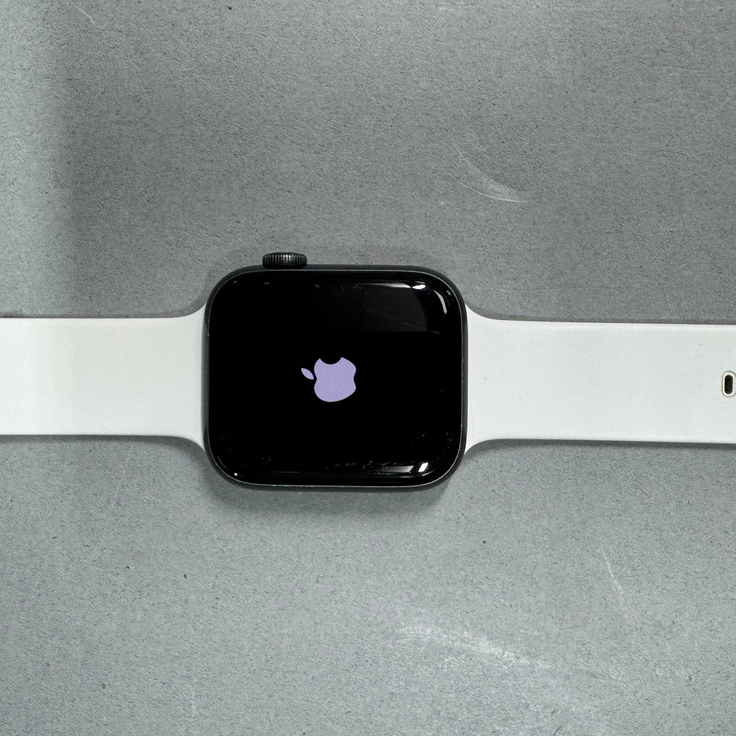 Unlocked Apple Watch SE 1st Gen 44MM Black Aluminum White Sport Band A2352