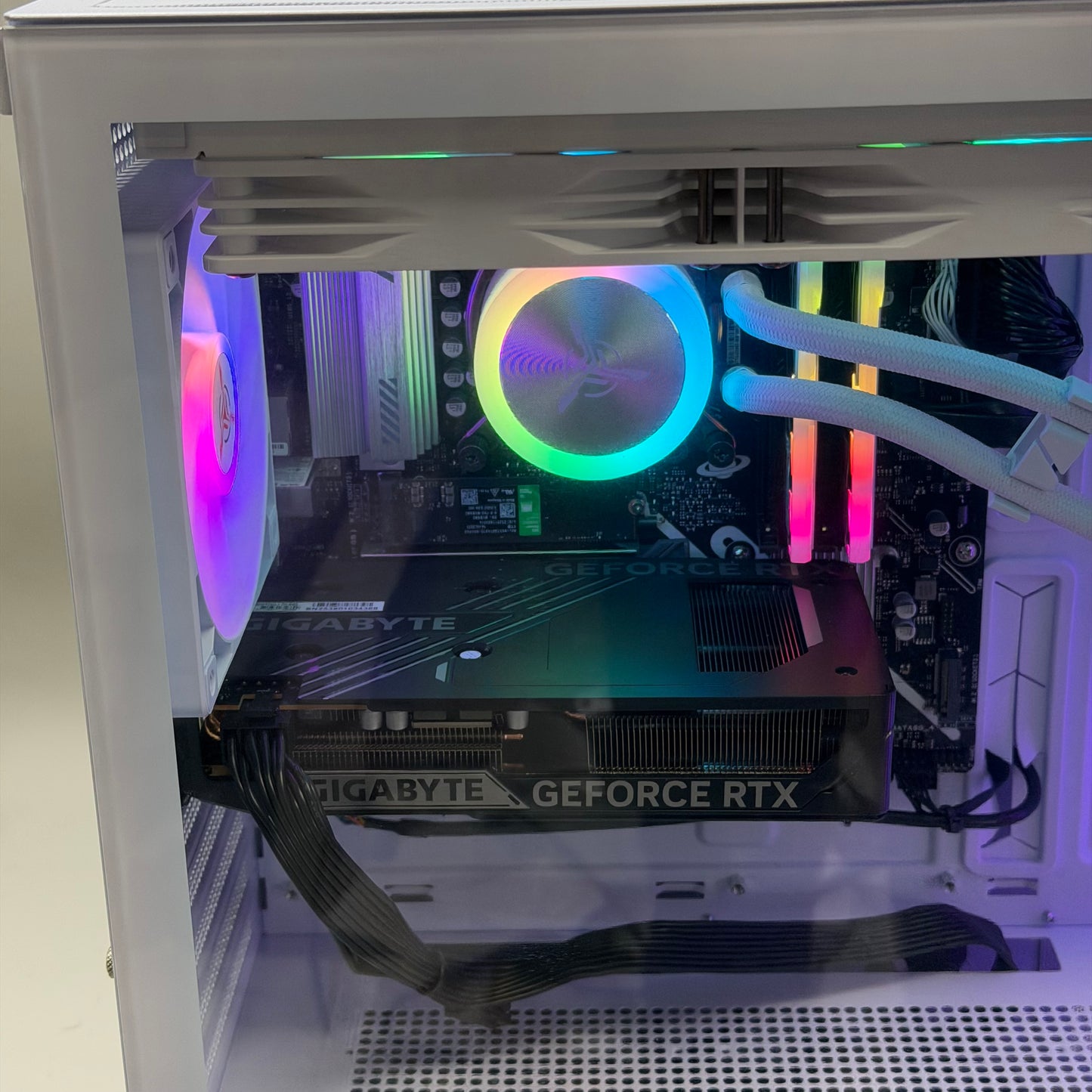 Skytech Chronos 3 Core i7-14700F 3.4GHz 32GB RAM 1TB SSD Nvidia GeForce RTX 5060