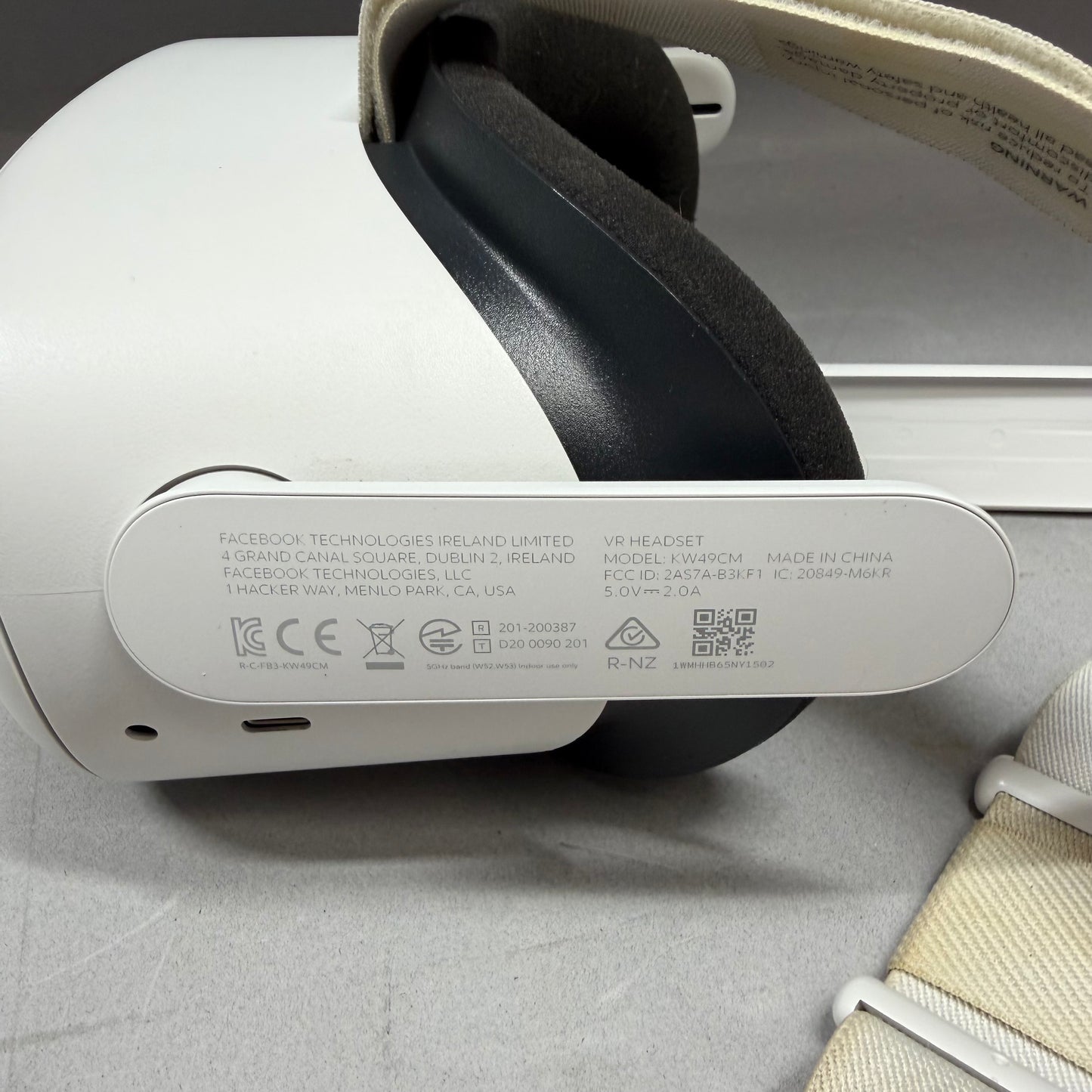 Meta Quest 2 128GB Standalone All-in-One VR Headset KW49CM