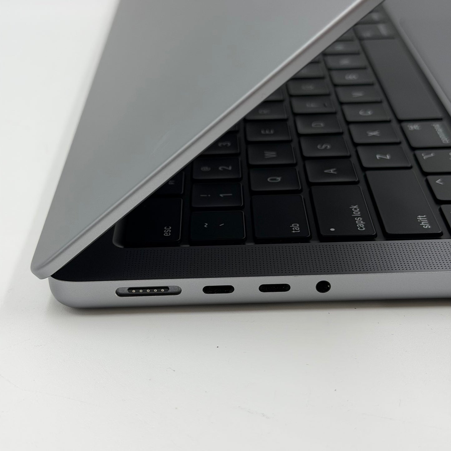 2021 Apple MacBook Pro 14" M1 Pro 16C GPU 3.2GHz 32GB RAM 1TB SSD Z15H00105LL/A Space Gray