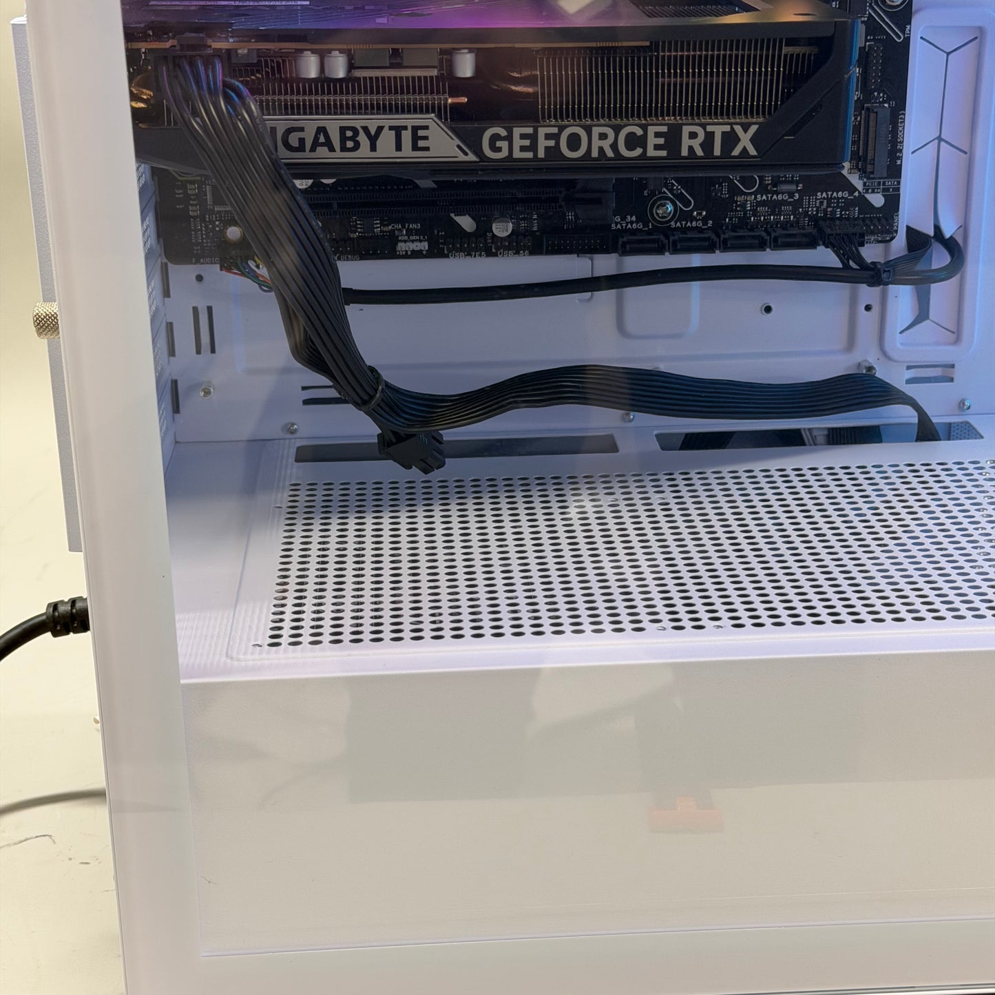 Skytech Chronos 3 Core i7-14700F 3.4GHz 32GB RAM 1TB SSD Nvidia GeForce RTX 5060