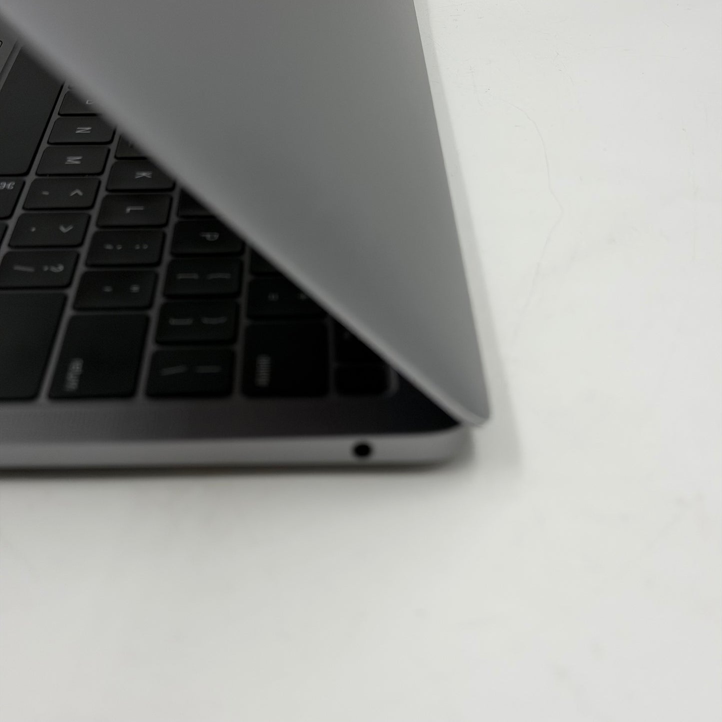 2019 Apple MacBook Air 13.3" i5 1.6GHz 8GB RAM 128GB SSD Gray A1932