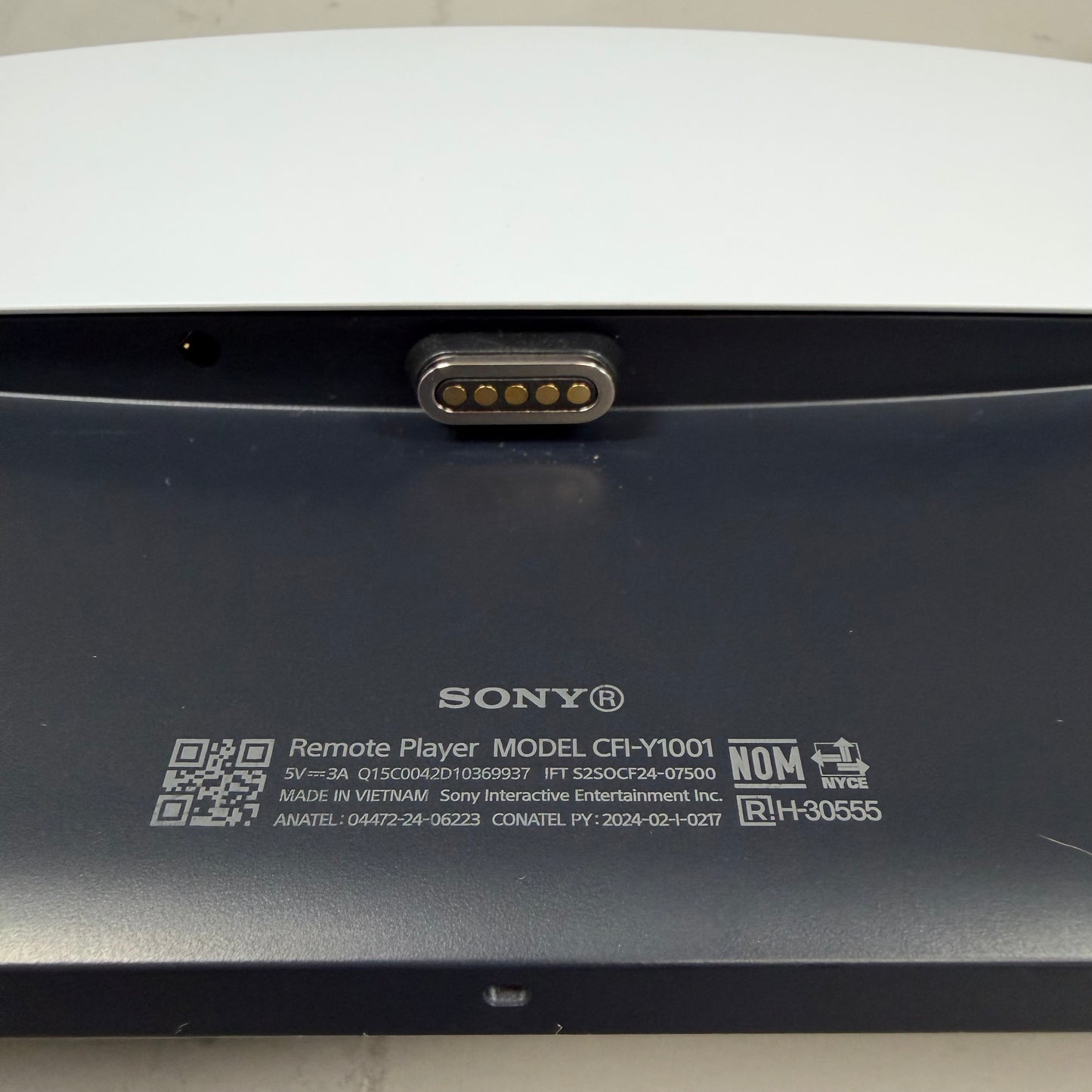 Sony Playstation Portable Go PSP White CFI-Y1001 Portal For Playstation 5 PS5