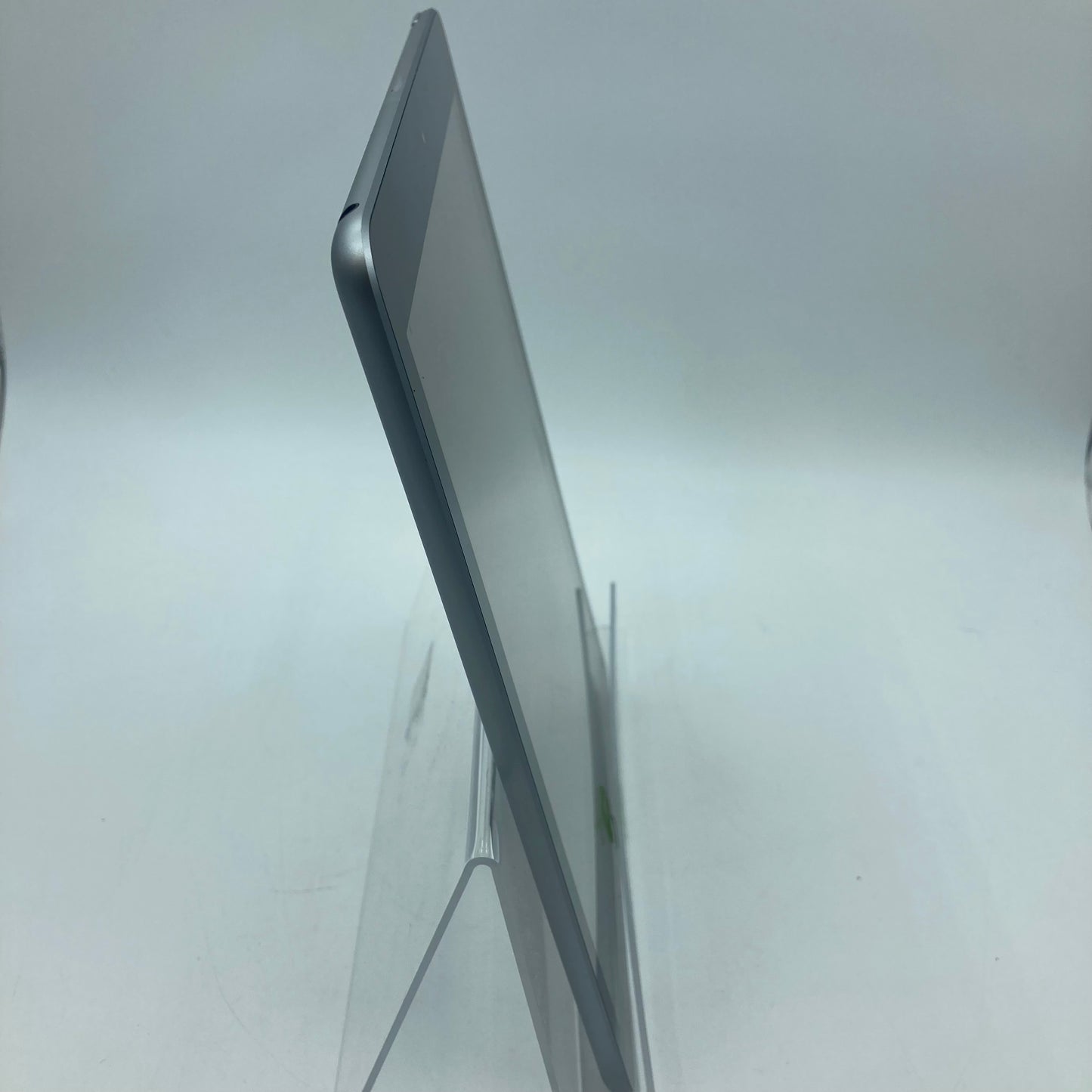 WiFi Only Apple iPad 6th Gen 32GB 17.5.1 SPACE GRAY MR7F2LL/A