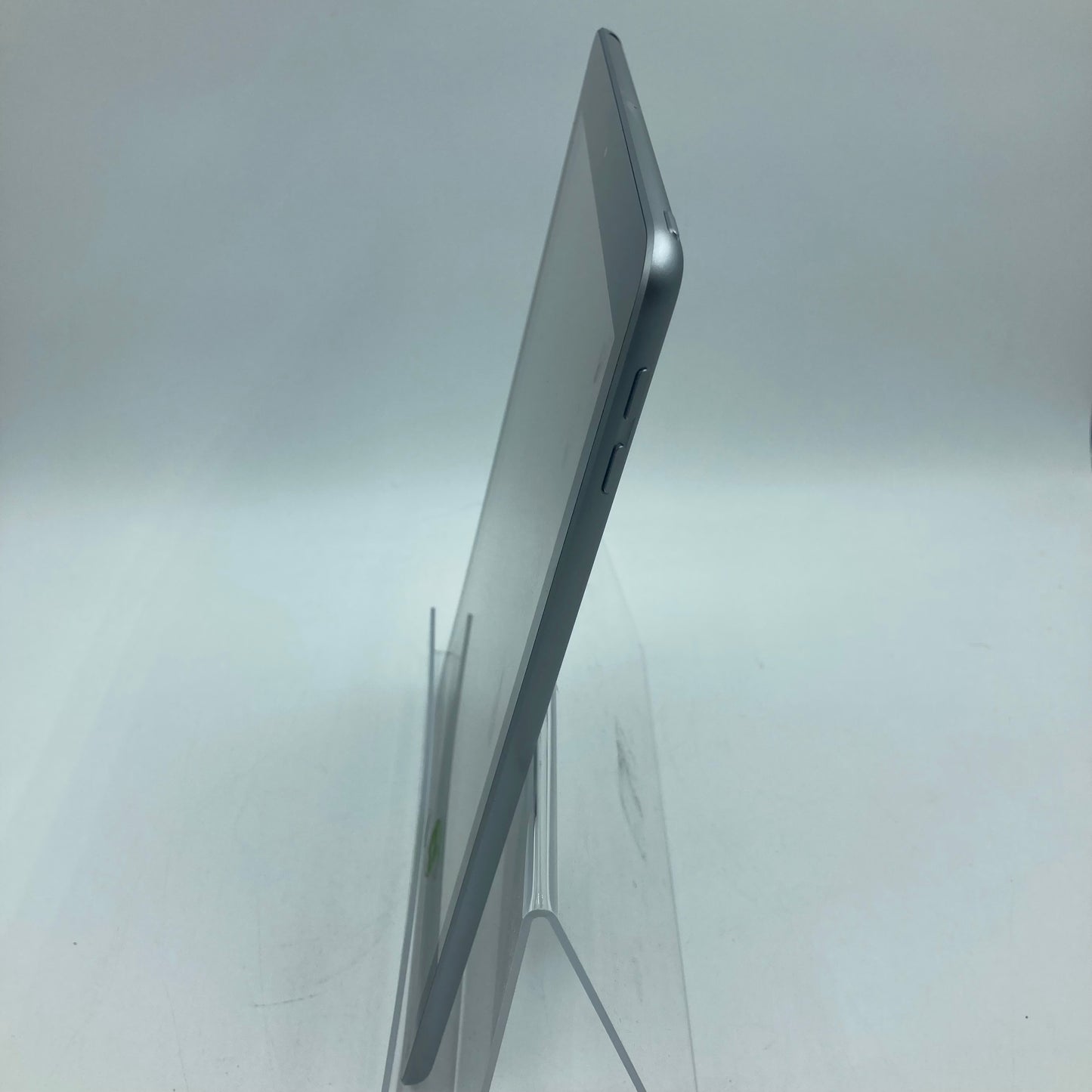 WiFi Only Apple iPad 6th Gen 32GB 17.5.1 SPACE GRAY MR7F2LL/A