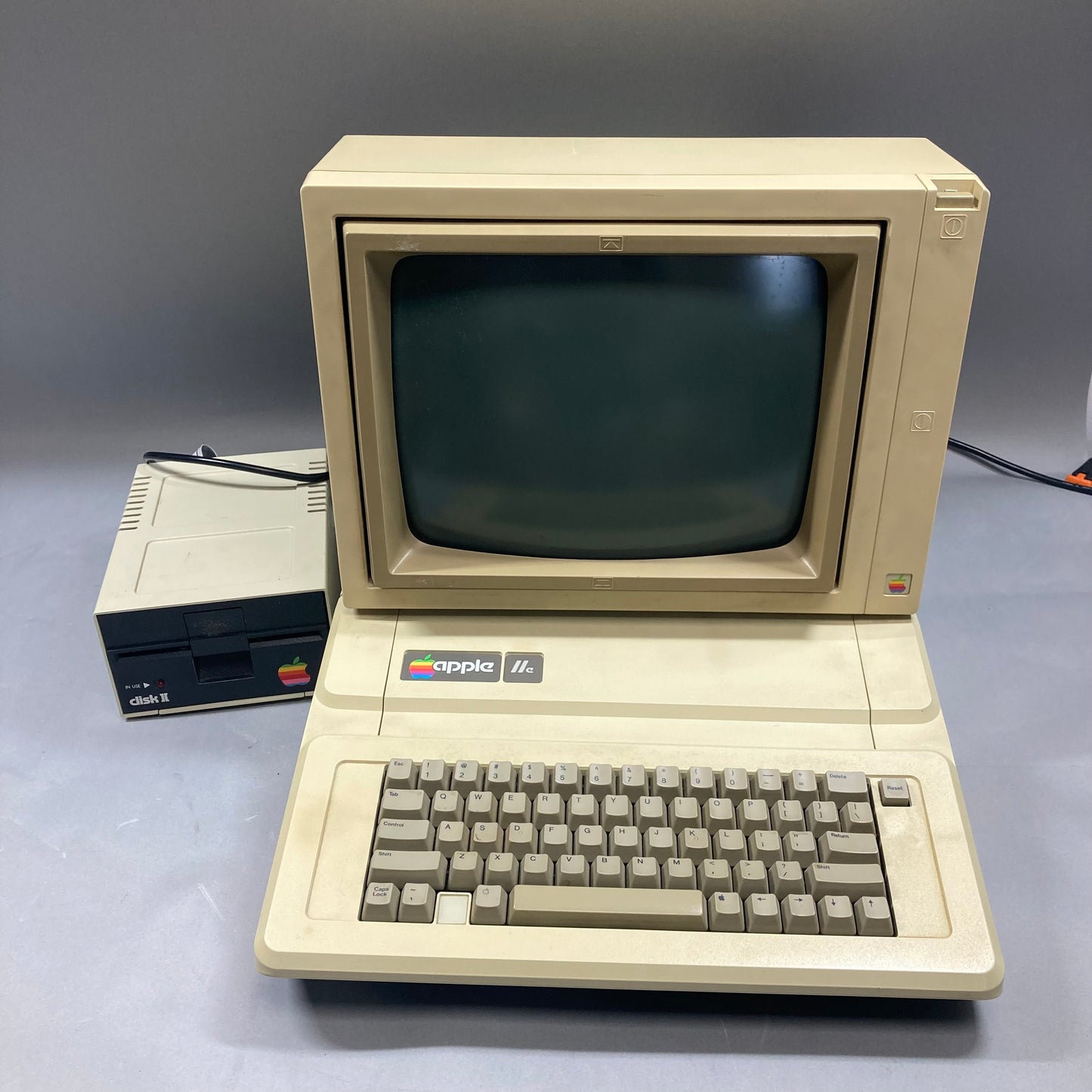 Apple 2E Computer Bundle Vintage Computer AA 11040B
