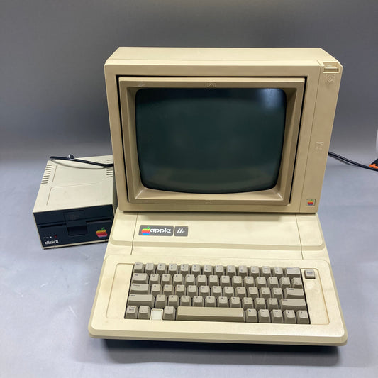 Apple 2E Computer Bundle Vintage Computer AA 11040B