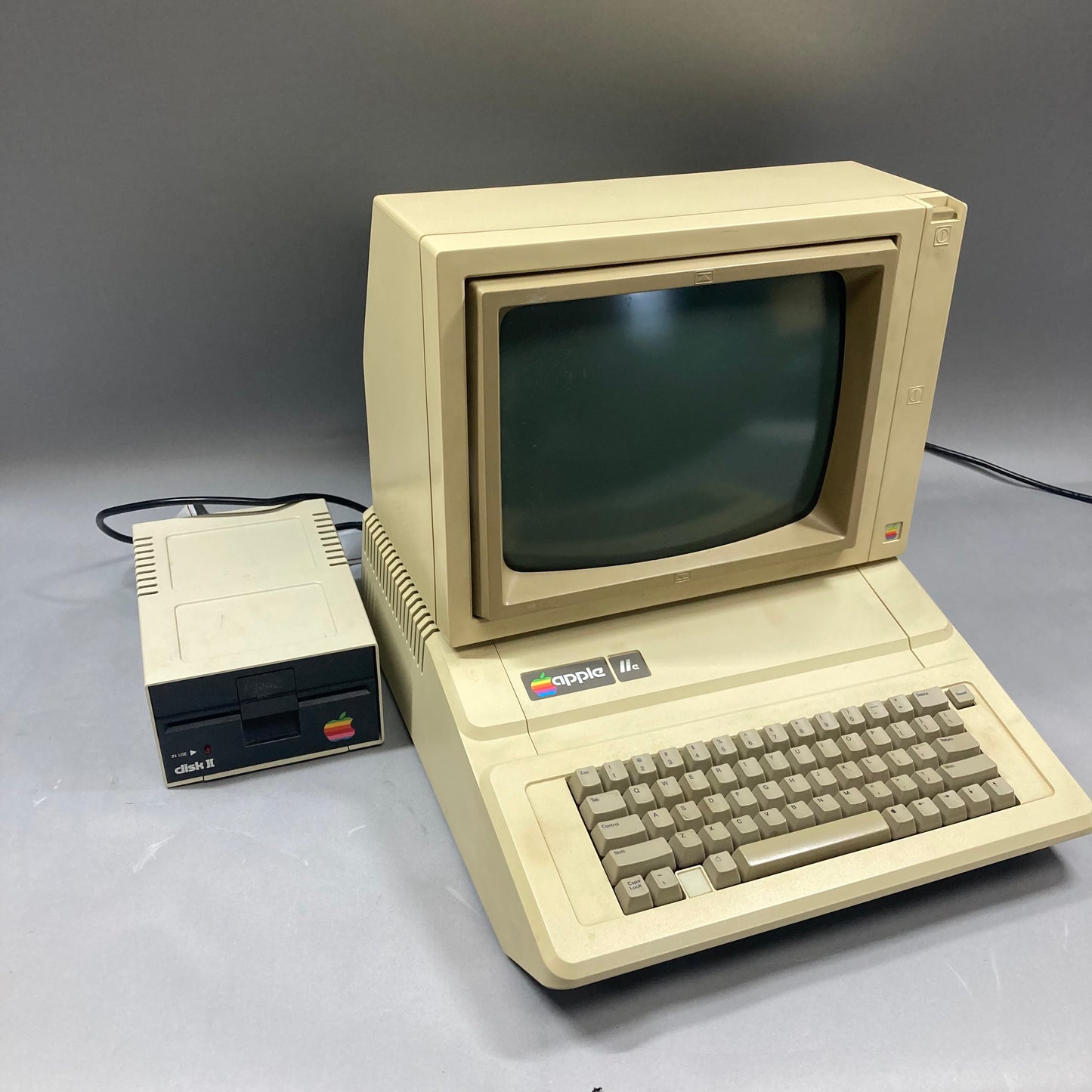 Apple 2E Computer Bundle Vintage Computer AA 11040B