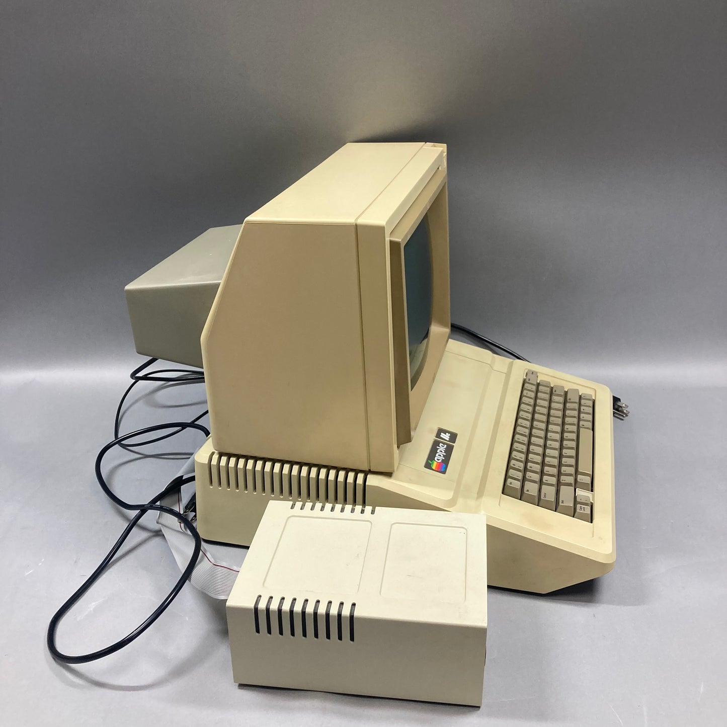 Apple 2E Computer Bundle Vintage Computer AA 11040B