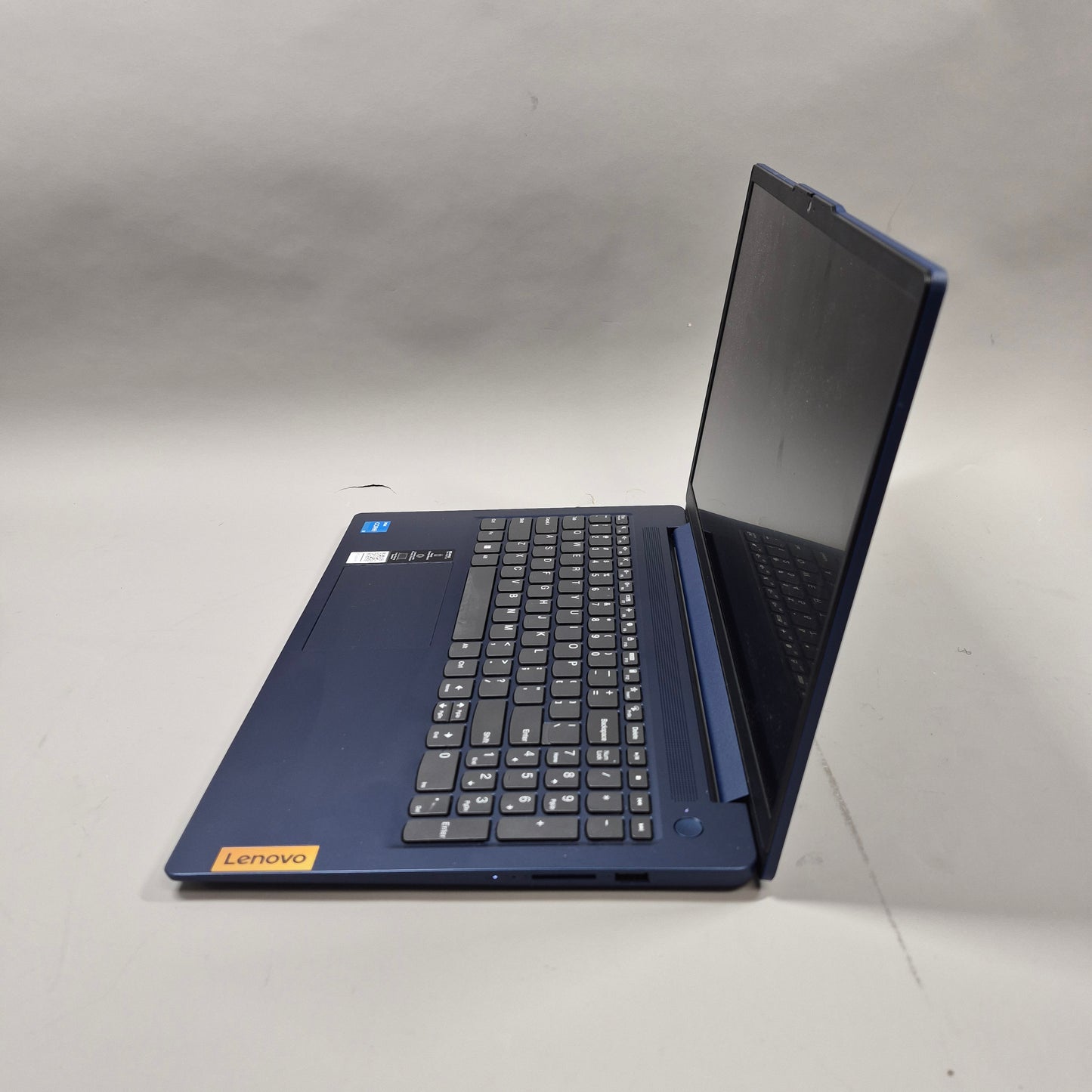 Lenovo IdeaPad Slim3 15IAN8 15.6" i3-N305 1.8GHz 8GB RAM 256GB SSD