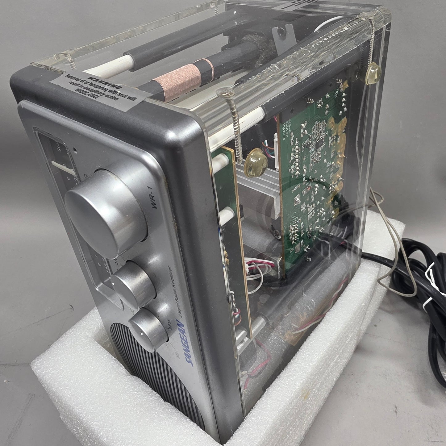 WR-1
AM / FM Clear Cabinet Radio