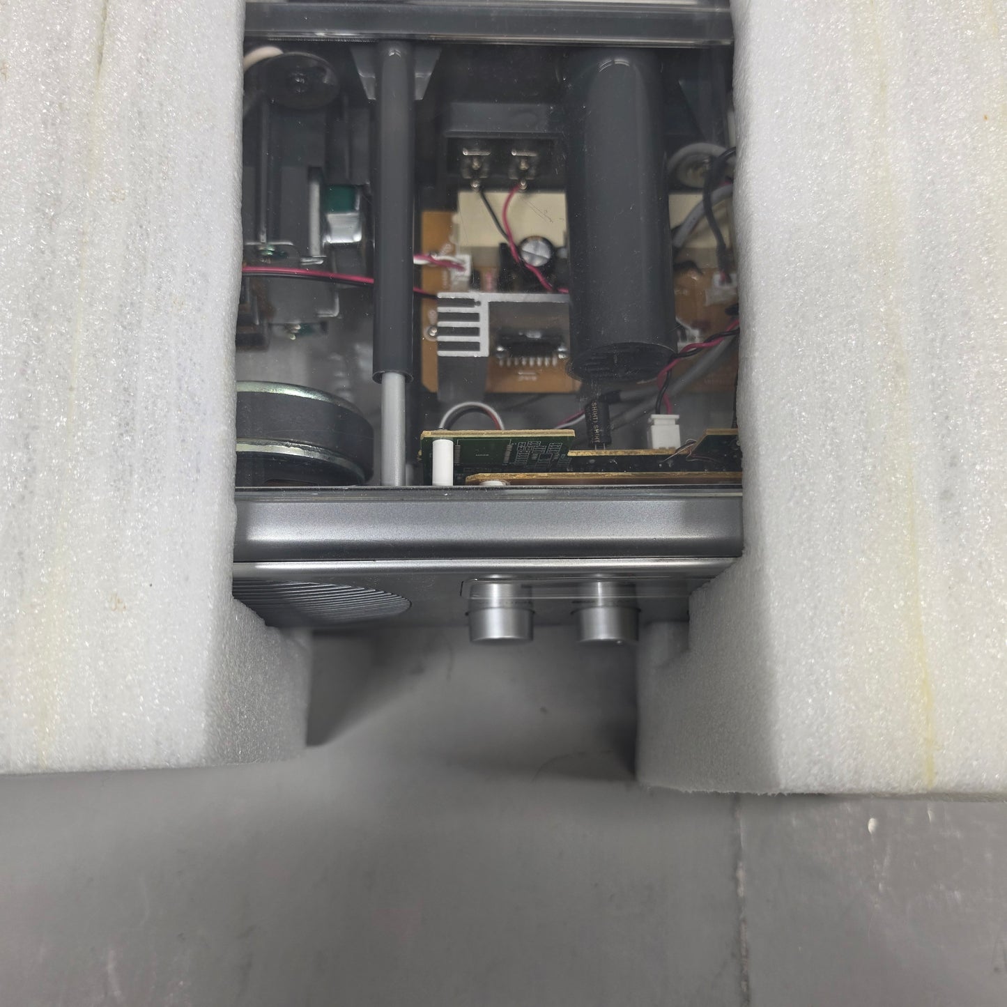 WR-1
AM / FM Clear Cabinet Radio