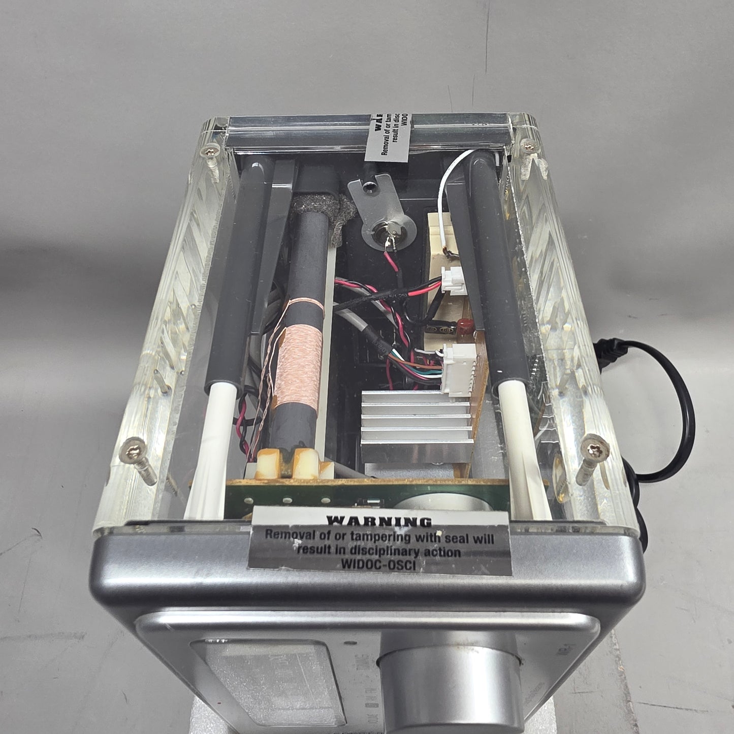 WR-1
AM / FM Clear Cabinet Radio