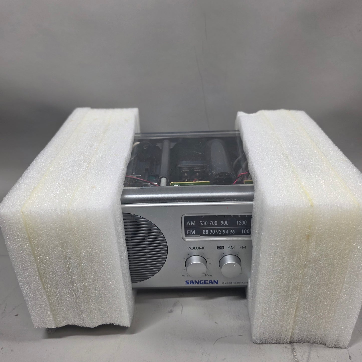 WR-1
AM / FM Clear Cabinet Radio