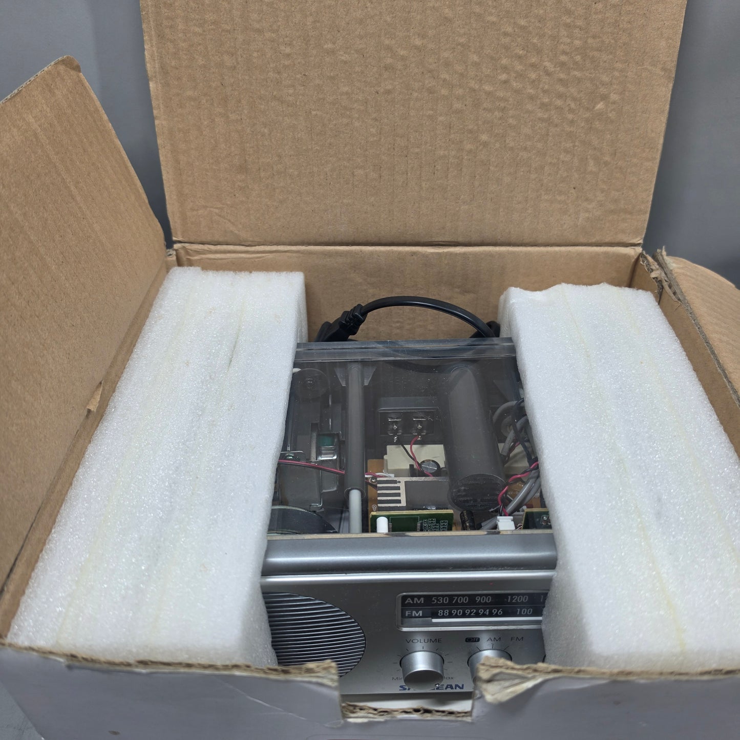 WR-1
AM / FM Clear Cabinet Radio